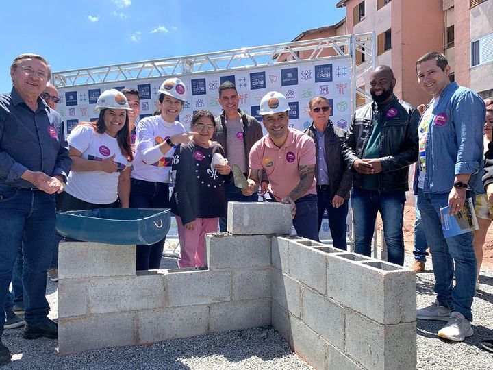 Lançamento da pedra fundamental que marcou o início das obras da Escola Viva Jundiapeba