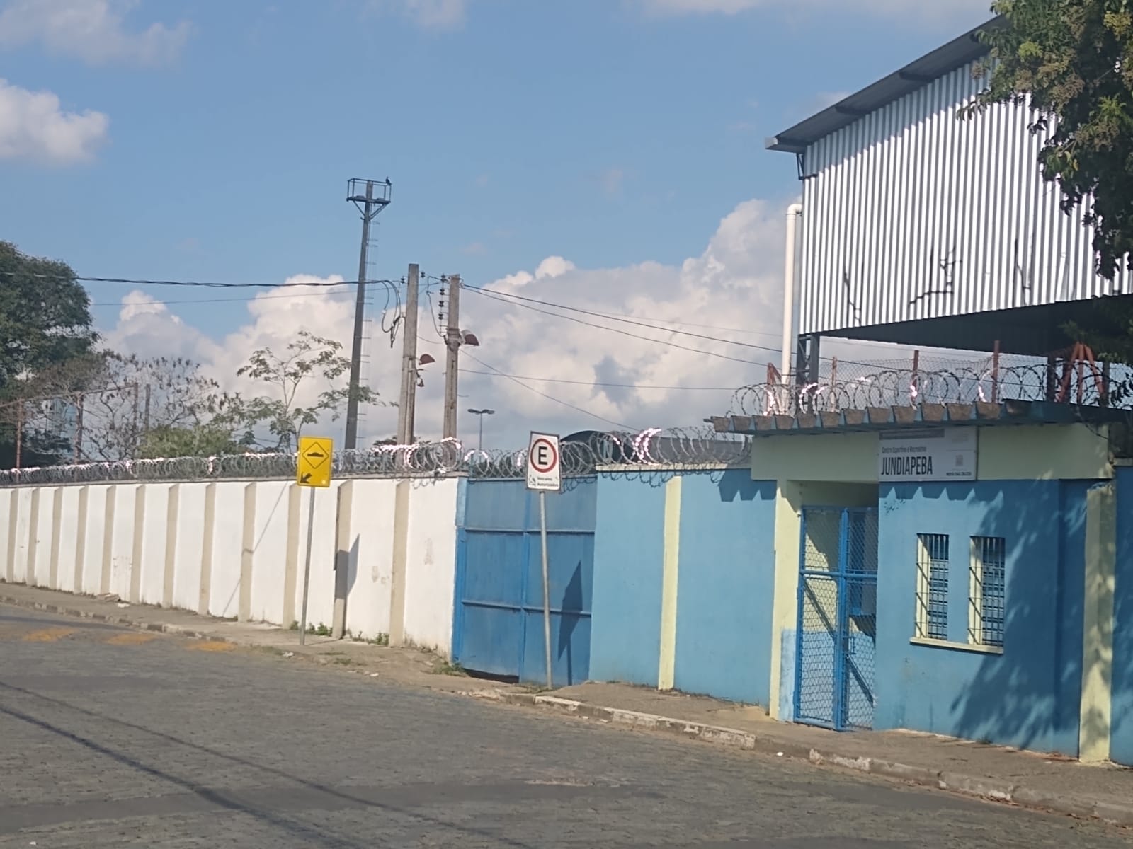 Centro Esportivo de Jundiapeba com as obras paralisadas