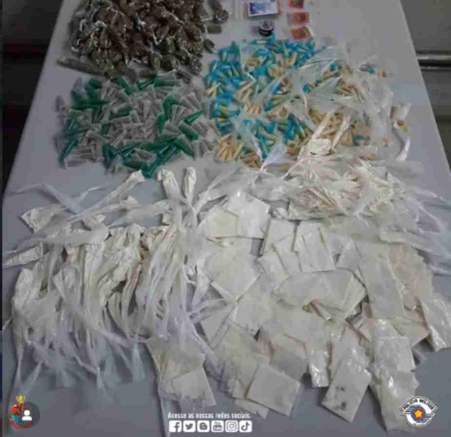 RONCAM PRENDE TRAFICANTE E APREENDE MAIS DE DOIS QUILOS DE DROGAS EM JUNDIAPEBA