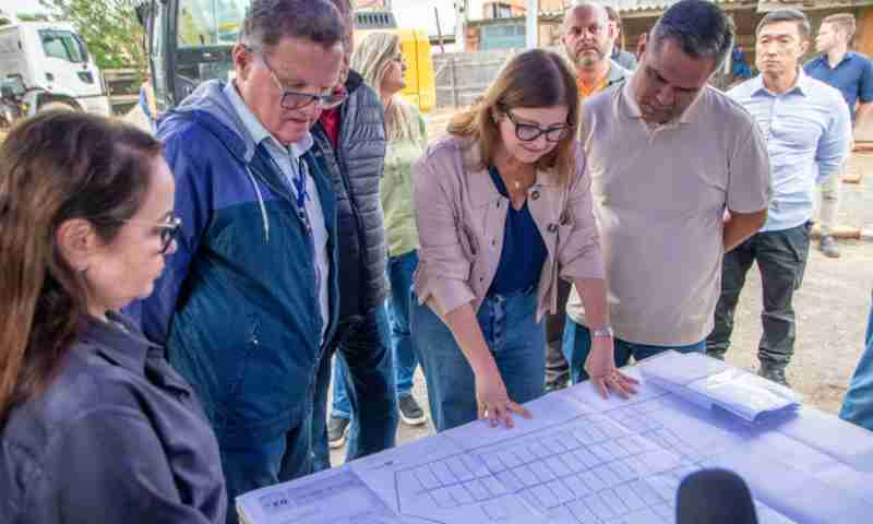 Prefeita Mara Bertaiolli esteve em Jundiapeba na manhã desta quinta-feira 22 acompanhando o início das obras de esgotamento sanitário