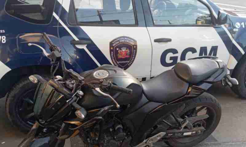GCM de Mogi recupera dois carros roubados e prende traficante
