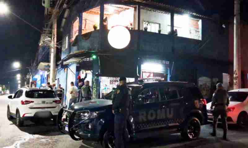 Operação realizada neste final de semana resultou em três estabelecimentos multados e quatro notificados