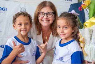 Na manhã de hoje (23), durante inauguração de uma creche no Botujuru, a prefeita Mara Bertaiolli deu início à entrega dos uniformes escolares da rede municipal de Mogi