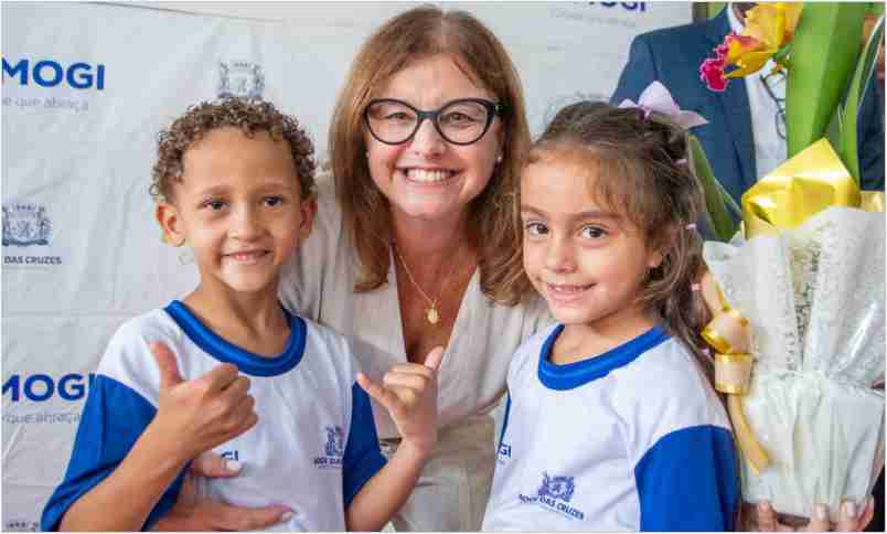 Na manhã de hoje (23), durante inauguração de uma creche no Botujuru, a prefeita Mara Bertaiolli deu início à entrega dos uniformes escolares da rede municipal de Mogi