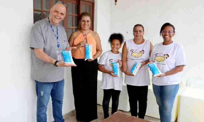 Doação de leite destinada a uma entidade social de Palmeiras, Suzano