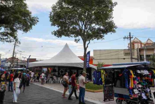Sábado de muita música sertaneja na Praça Oswaldo Cruz