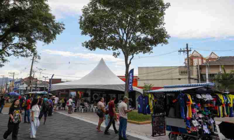 Sábado de muita música sertaneja na Praça Oswaldo Cruz
