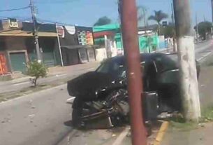 Colisão entre caminhão de bombeiros e carro em Mogi