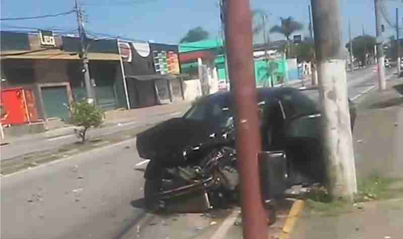 Colisão entre caminhão de bombeiros e carro em Mogi