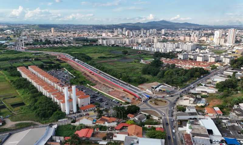 Inaugurada há 4 meses, a avenida Roberto Simonsen recebeu 180 mil veículos