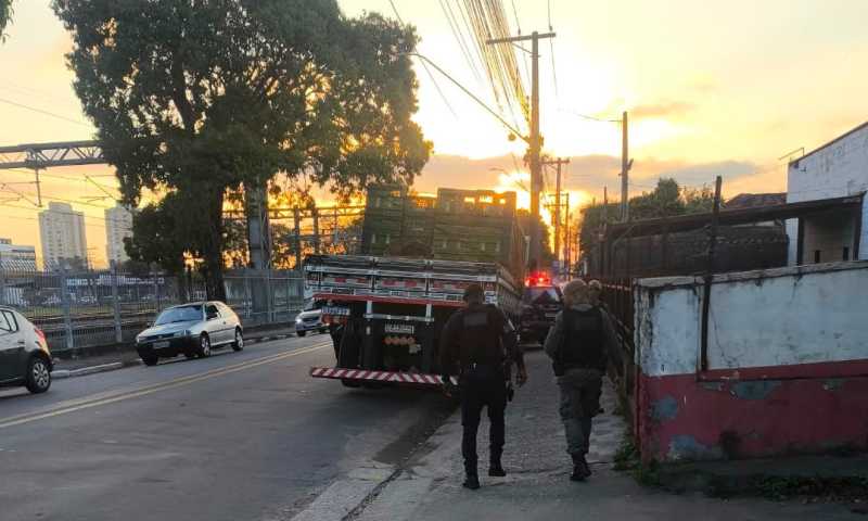 Na últma sexta-feira 21, a Romu de Suzano recuperou caminhão roubado e detiveram suspeito sobre telhado de residência