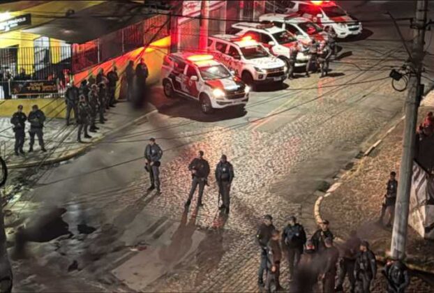 Conflito entre moradores e a Polícia em Jundiapeba, nos Predinhos